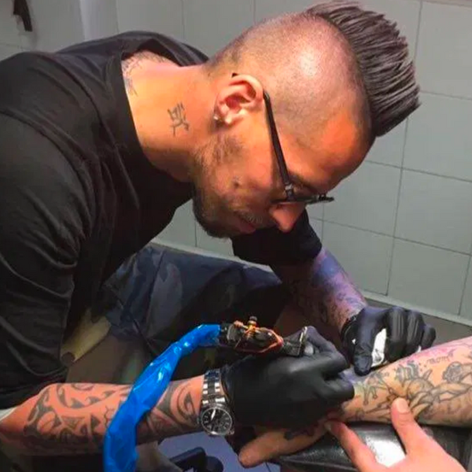 Hamsik passione tatuatore: tatua ad Enzo Brandi il suo numero 17